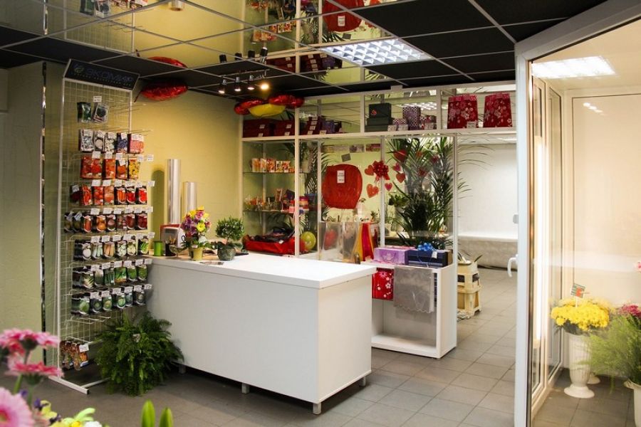 Магазин цветов воткинск cvbaza. Оборудование для магазина цветов. Интерьер цветочного магазина. Оборудование для цветочного магазина. Стол для цветочного магазина.